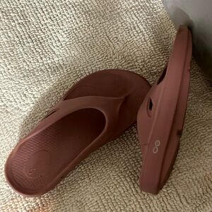 Women oofas flip flops